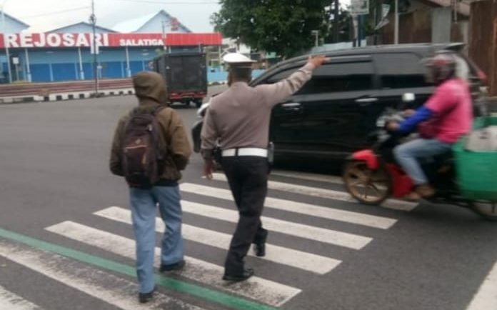 Kanit Lantas Polsek Sidomukti Pimpin Pengaturan Lalu lintas di Pasar Rejosari Salatiga, antisipasi Kemacetan