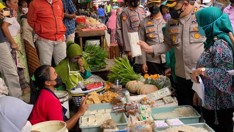 Kapolres Salatiga Bersama Disperindag Kota Salatiga Sidak Ketersediaan Dan Harga Sembako Di Pasar Raya