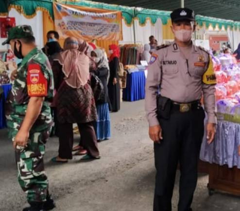 Anggota Polsek Tingkir Himbau Pengunjung Festival Seni Dan Bazar Tingkir Lor Patuhi Disiplin Prokes