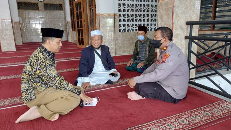 Kapolsek Tingkir Dialgis Dengan Ketua Takmir Masjid Al Muttaqin Pasar Raya Salatiga Terkait Pentingnya Disiplin Prokes
