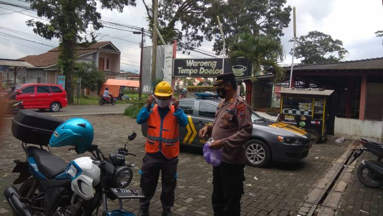 Kanit Samapta Polsek Tingkir Bagikan Masker Kepada ” Pasukan Kuning ” Terminal Salatiga