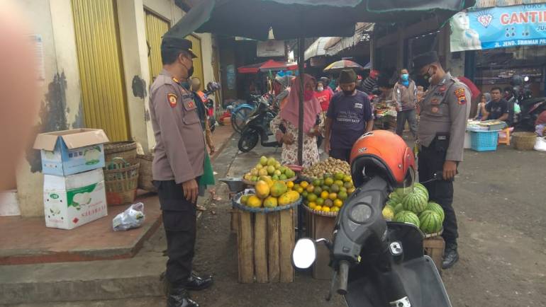 Patroli Polsek Tingkir Sosialisasikan PPKM level 3 Kepada Pelaku Usaha Pasar Raya 1 Salatiga
