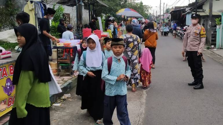 Bhabinkamtibmas Tingkir Lor Himbau Warga Yang Beraktifitas Di Pasar Ramadhan Cengek Disiplin Prokes