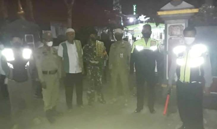 Kanit Samapta Polsek Sidomukti Berikan Pengamanan Ibadah Tarawih Di Masjid Darussalam