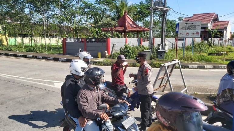 Kapospam Exit Tol Salatiga, Pimpin Pembagian Masker Kepada Pengguna Jalan