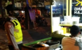 Patroli Polsek Tingkir Himbau Pedagang Kuliner Malam  Di Sekitar Exit Tol Salatiga Disiplin Prokes