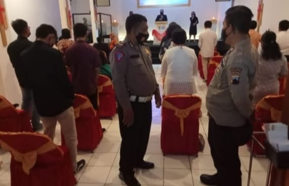 Panit Lantas Polsek Sidomukti Pimpin Pengamanan Ibadah Paskah Di Gereja GBI Imanuel Banjaran