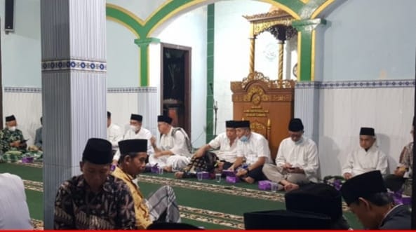 Kanit Samapta Polsek Sidomukti Himbau Tarawih Di Masjid Darussalam Gamol Disiplin Prokes