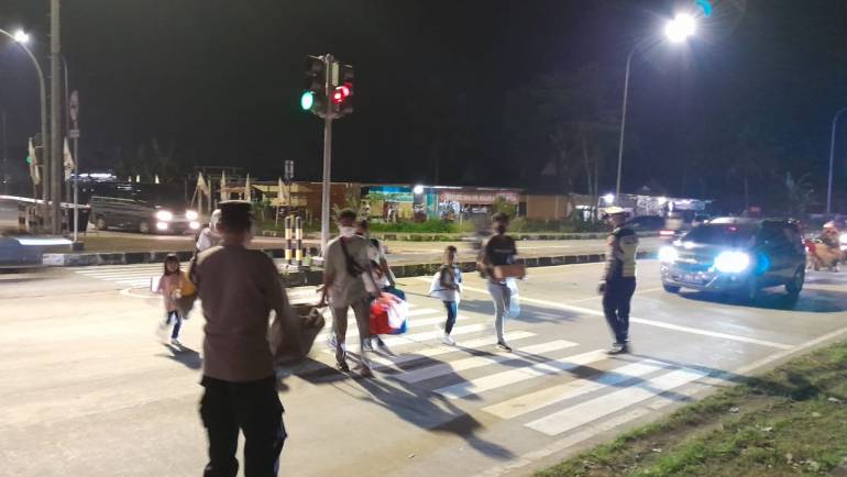 Personil Pospam Exit Tol Salatiga, Jamin Keamanan Penyeberang Jalan