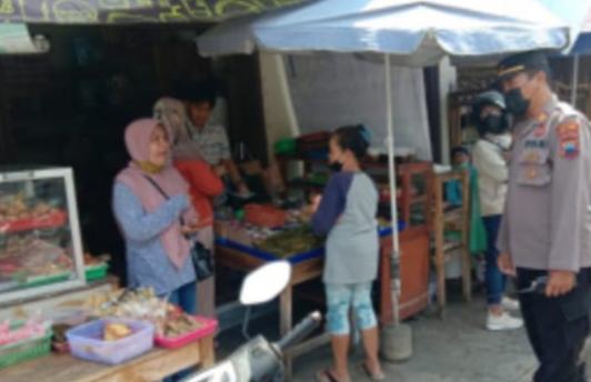 Kanit Samapta Polsek Tingkir Sosialisasikan PPKM Level 2 Kepada Pedagang Pasar Blauran