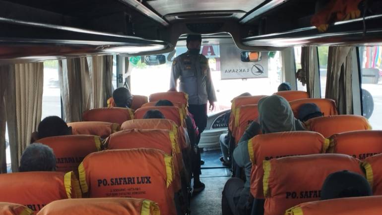 Anggota Pos Pantau Terminal Salatiga, Himbau Penumpang Angkutan Umum Disiplin Terapkan Prokes