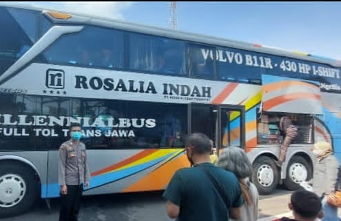 Anggota Pos Pantau Terminal Salatiga Himbau Penumpang Bus AKAP Disiplin Prokes
