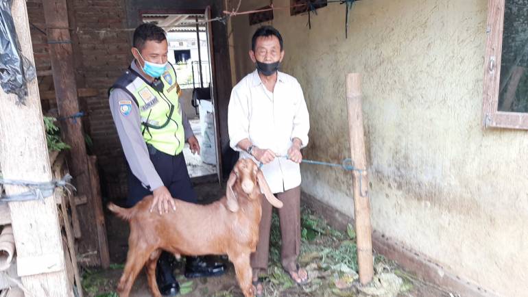 Sambang Kesejumlah Pemilik Hewan Ternak Bhabinkamtibmas Dukuh Himbau Untuk Menjaga Kebersihan Kandang
