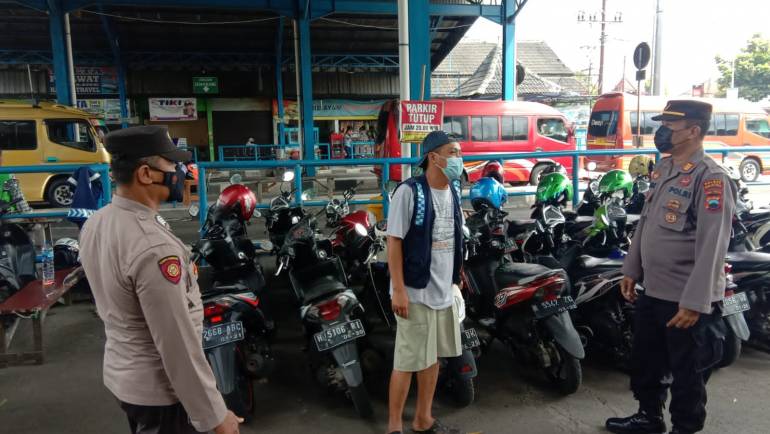 Kanit Samapta Polsek Tingkir Sosialisasikan Kebijakan Pelonggaran Penggunaan Masker Kepada Juru Parkir Terminal Salatiga