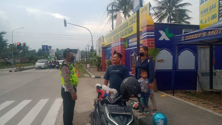 Anggota Pos PAM Exit Tol Salatiga Himbau Keluarga Yang Akan Kermbali Ke Jakarta Dengan Kendaraan Roda Dua Memperhatikan Keselamatan