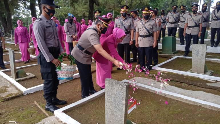 Kapolres Salatiga Pimpin Upacara Ziarah Dan Tabur Bunga Dalam Rangka HUT Bhayangkara Ke-76