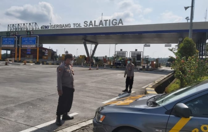 Patroli Polsek Tingkir Pantau Sitkamtibmas Exit Tol Salatiga