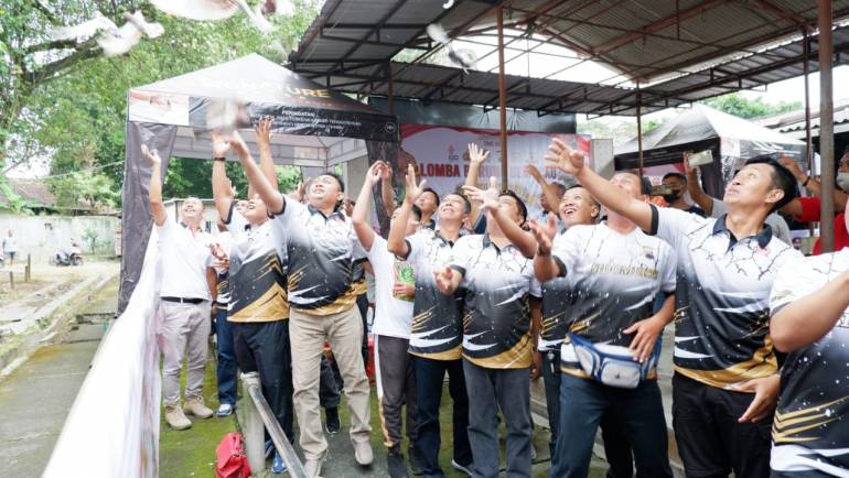 Masyarakat Menyambut Antusias Lomba Burung Perkutut Dan Berkicau Dalam Rangka HUT Bhayangkara Ke-76 Polres Salatiga