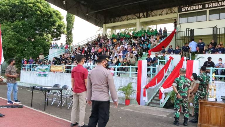 Kapolsek Sidomukti Pimpin Pengamanan Pembukaan Sepak Bola Liga Santri Piala KASAD Di Stadion Kridanggo