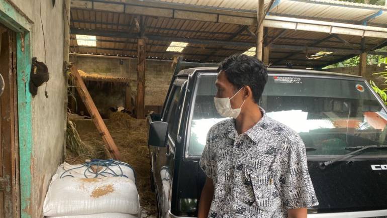 Wakapolsek Tingkir Dan Kanit Reskrim Himbau Peternak Sapi Di Wilayah Jaga Kebersihan Kandang Antisipasi Penyakit Mulut Dan Kuku