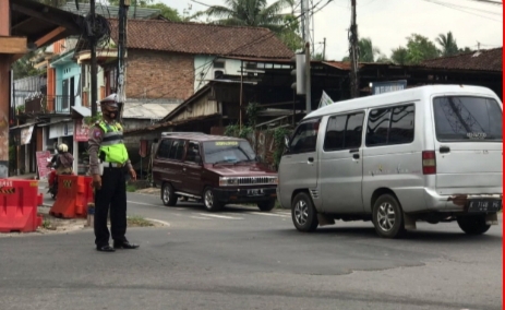 Antisipasi Kepadatan, Unit Lantas Polsek Tingkir Pamturlalin Di Perempatan Karang Balong