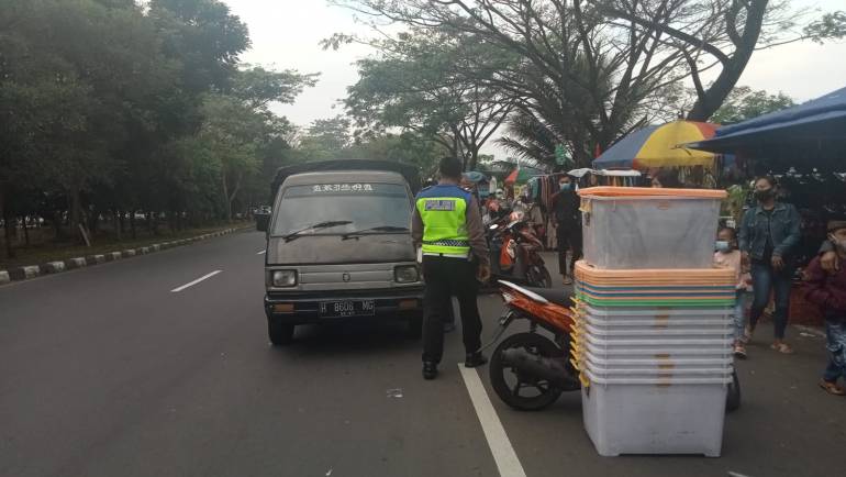 Patroli Pos Kecandran Himbau Pedagang Dan Pengunjung Pasar Tiban JLS Antisipasi Pelaku Curanmor