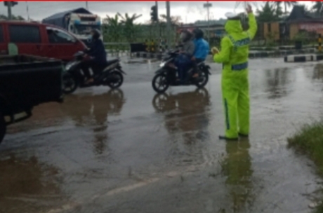 Cuaca Hujan Tidak Menyurutkan Anggota Pos Pol Tol Salatiga Membnerikan Pelayanan Kepada Masyarakat