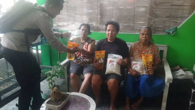 Bhabinkamtibmas Kutowinangun Lor Serahkan Bantuan Sembako HUT Bhayangkara Ke-76 Dari Polres Salatiga