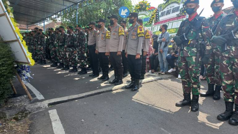 Wujud Solidaritas TNI Dan Polri Anggota Polsek Tingkir Hadiri Pemakaman Alm.Kopka Riyanto Ahmad