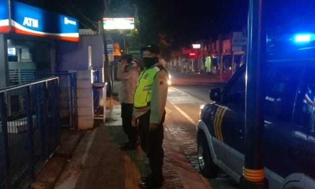Cegah Penipuan Online Dan Kriminalitas, Patroli Polsek Sidomukti Binluh Nasabah Yang Transaksi Melalui ATM