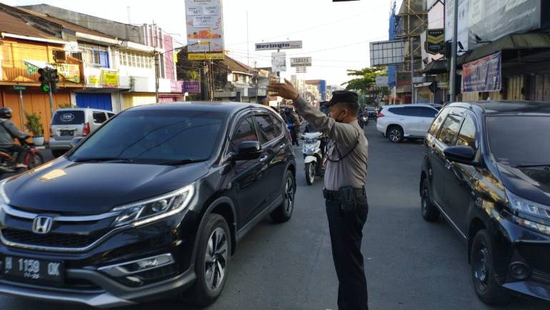 Anggota Polsek Tingkir Laksankaan PH Pagi Dan Bantu Masyarakat Menyeberang Jalan