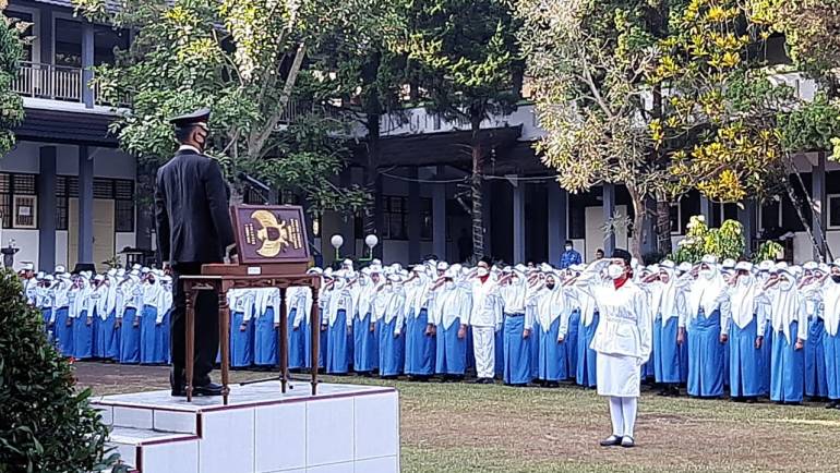 Police Goes To School, Waka Polsek Sidomukti Menjadi Irspektur Upacara HUT Kemerdekaan RI Ke 77 Di SMK N 1 Salatiga