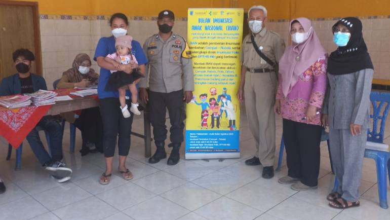 Bhabinkamtibmas Kutowinangun Kidul Dampingi Pelaksanaan Imunisasi Anak Di Wilayahnya