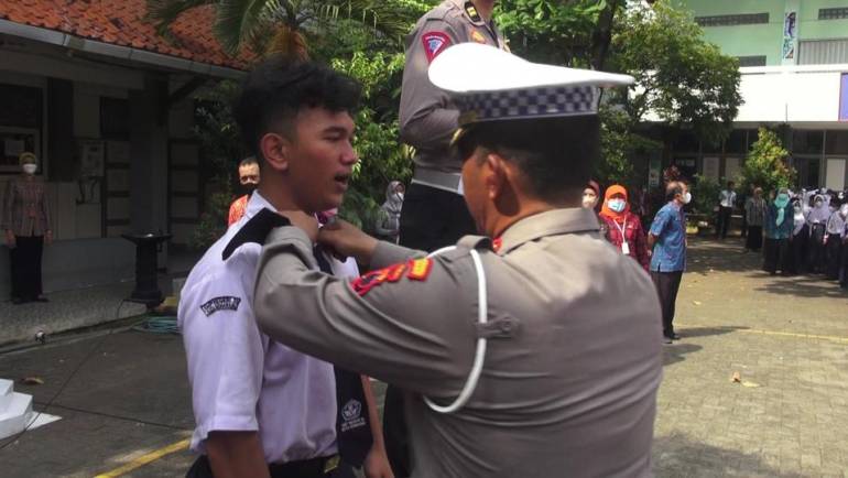 Aksi Spontanitas Pelajar SMP Melancarkan Arus Lalin Saat Bus Terbakar Mendapat Apresiasi Langsung Dari Kasatlantas Polrestabes Semarang