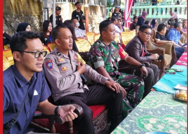Polsek Tingkir Pengamanan Bazar UMKM Dan Panjat Pinang  Dalam Rangka Peringatan HUT RI Ke 77 Di Benoyo  Kutowinangun Lor