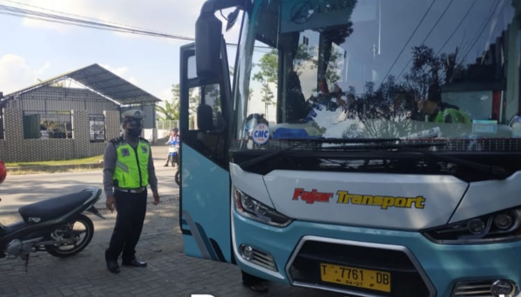Tindak Lanjuti Laporan Masyarakat, Anggota Lantas Polsek Tingkir Pamturlalin Di Lokasi Bus Wisata Yang Mogok