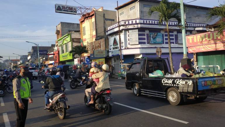 Anggota Unit Lantas Polsek Tingkir Urai Kepadatan Arus Di Jl Jend Sudirman Salatiga