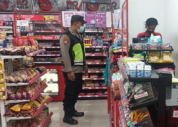 Patroli Malam Polsek Tingkir Beri Himbauan Keamanan Di Alfamart Nanggulan