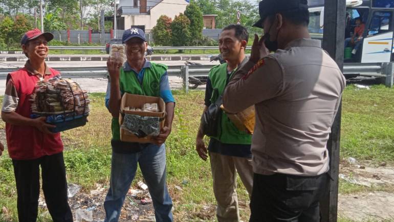 Kanit Samapta Polsek Tingkir Binluh Kamtibmas Pedagang Asongan Exit Tol Salatiga