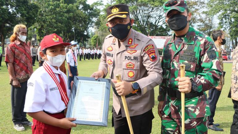 Kapolres Salatiga Berikan Reward Kepada 23 Orang Terdiri Dari Personil TNI Dan Polri Serta Masyarakat Umum Dan Pelajar