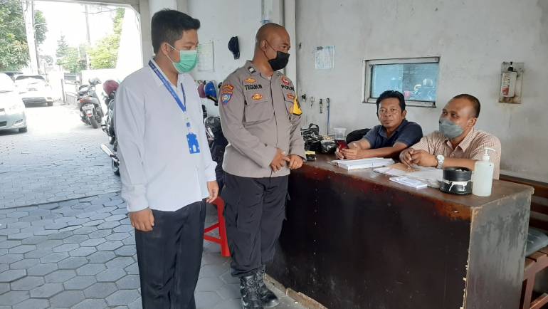 Sambang Ke RS Puri Asih, Bhabinkamtibmas Gendongan Himbau Security Jaga Kewaspadaan Saat Bertugas