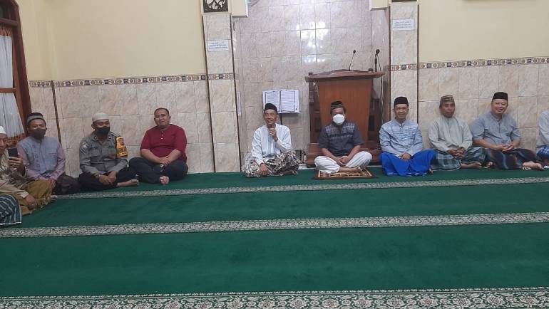 Tingkatkan Sinergitas Dengan Tokoh Agama, Kasat Binmas Polres Salatiga Sholat Subuh Berjamaah Di masjid An-Nur