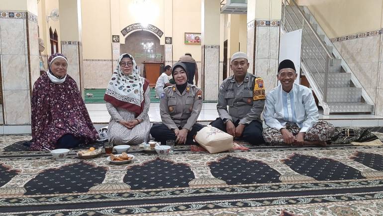 Bina Kedekatan Dengan Umat Muslim, Kasat Binmas Polres Salatiga Sholat Subuh Berjamaah Di Masjid An -Nur Tingkir Tengah