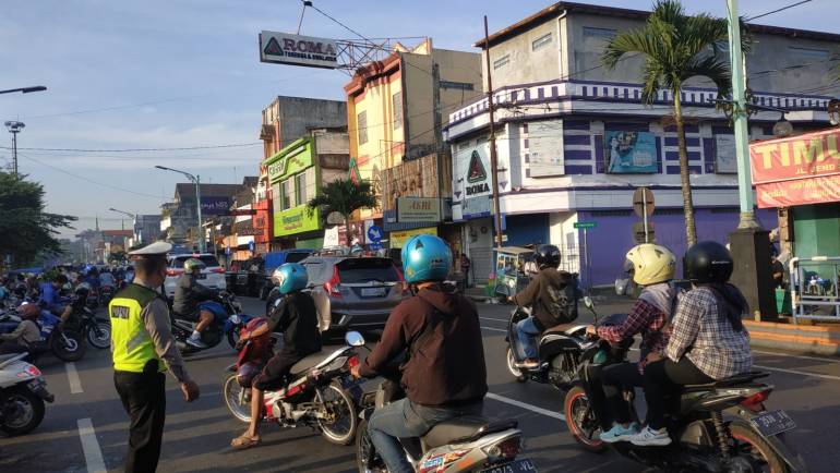 Antisipasi Kepadatan Arus Di Jalan Jend Sudirman, Unit Lantas Polsek Tingkir Giat Pengaturan