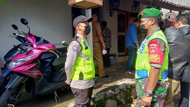 Anggota Polsek Tingkir Dampingi Warga Penerima Bantuan Stimulasi Swadaya APBD 2021 Oleh PJ Walikota Salatiga
