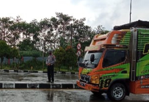 Antisipasi Kepadatan Arus Balik Pasca Week End Anggota Unit Lantas Polsek Tingkir Pantau Pertigaan Exit Tol