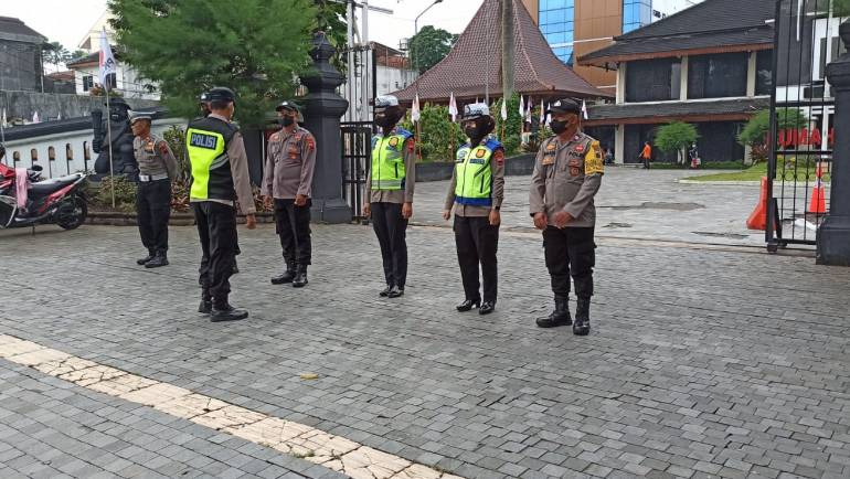 Polsek Sidomukti Berikan Pengamanan Kegiatan Senam Bersama Dan Jalan Sehat Launching PKS Di Halaman Kantor DPRD Salatiga