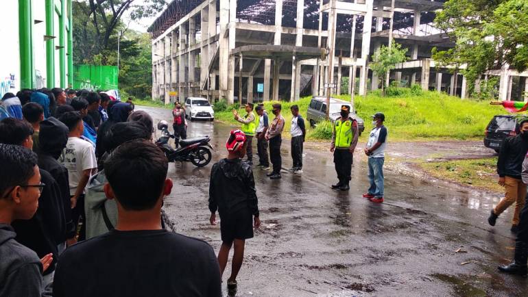 Antisipasi Kerusuhan Suporter, Kapolsek Sidomukti Pimpin Pengamanan Pertandingan Sepakbola Grup J Counterpain Liga 3 Jawa Tengah
