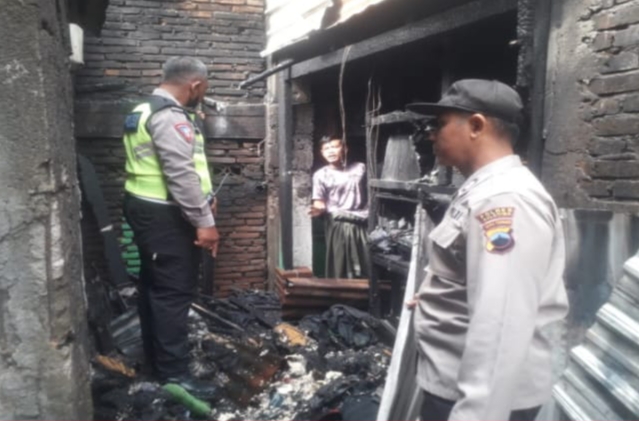 Kesiagapan Anggota Polsek Tingkir Datangi TKP Kebakaran Di Ponpes Ittihadul Asna Klumpit