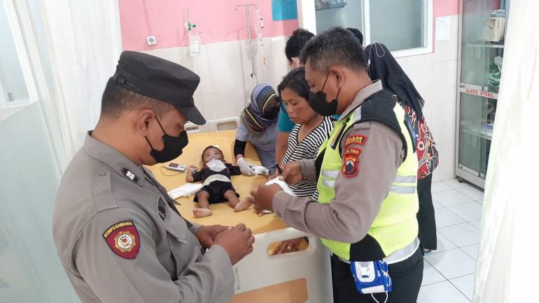 Anggota Patroli Polsek Tingkir Antar Anak Warga Sruwen Ke Rst Dr.Asmir Salatiga Karena Kejang Di Perjalanan
